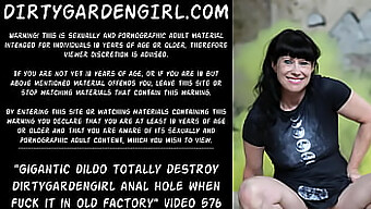 يتم أخذ متعة الشرج لـ Dirtygardengirl إلى مستويات متطرفة مع دسار ضخم في المصنع المهجور