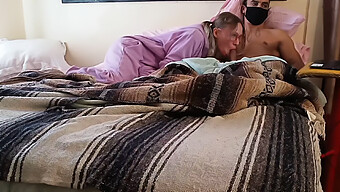 Sexig Tonåring I Pyjamas Ger En Sensuell Avsugning I Cfnm-Video