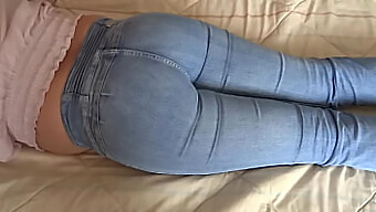 Eine Sammlung von selbstgemachten Videos meiner Frau, mit einer 58-jährigen Latina mit einem großen Arsch und haarigen Details, die Jeans und Höschen trägt