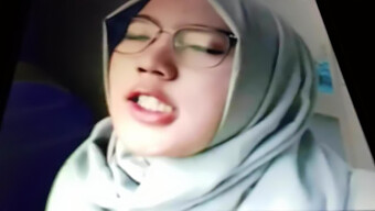 Seorang Lelaki Muslim Memuaskan Dirinya Sendiri Sambil Menonton Seorang Wanita Muslim.