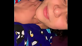 Wanita Latina Mexico matang yang kecil menikmati keseronokan oral dengan pasangannya ketika ibu bapanya keluar