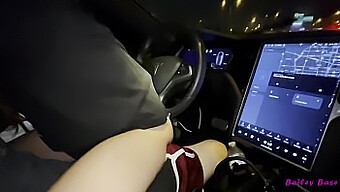 Bailey Base, Die Entzückende Teenagerin, Hat Leidenschaftlichen Sex Mit Ihrem Tinder-Match In Seinem Luxuriösen Tesla, Aufgenommen In Atemberaubender 4k-Qualität