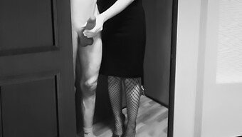 Rysk Femdom Ger Killen En Sensuell Handjob