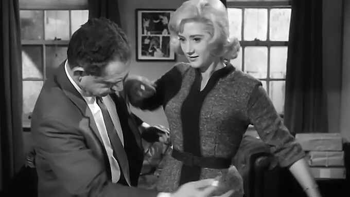 Kecantikan Vintage British Liz Fraser dalam stoking: Percutian Retro Klasik