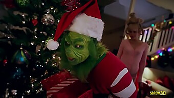 Mama Cherie Deville Doet Mee Aan Een Grinch-Thema Orgie