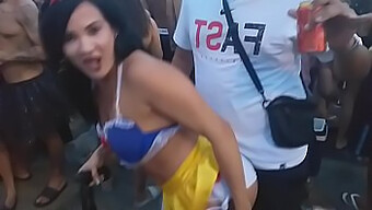 Anal Queen Bianca das Neves verführt Fan während einer Cuckold Block Party