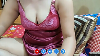 Tía India Madura Muestra Su Gran Culo Y Su Coño Apretado En La Webcam