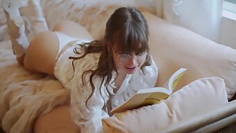 Riley Reid Non Può Fare A Meno Di Fantasticare Sul Suo Insegnante Mentre Studia Letteratura!