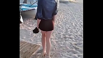 Zierliche Blonde Bombe Genießt Strandspaß Und Milf-Aktivitäten