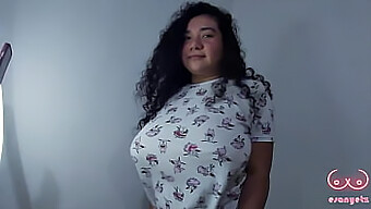 Latina Voluptuosa Seduce A Su Hermanastro Con Un Baile Sensual