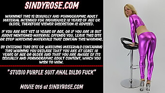 A Amadora Sindy Rose Usa Um Brinquedo Anal Para Um Dildo Intenso