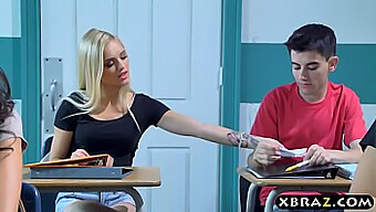 Alex Grey gesellt sich zu einem jungen Paar im Klassenzimmer ihres Lehrers für einen heißen Dreier