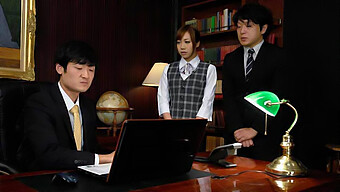 Japanse Secretaresse Geniet Van Een Hardcore Trio Met Twee Goed Geschapen Mannen