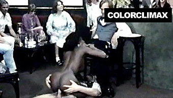 Casal interracial desfruta de sexo inspirado em discoteca e cunilíngua