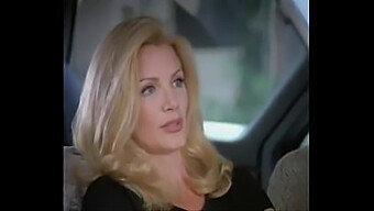 Shannon Tweed v čutni filmski sceni z mehkimi elementi