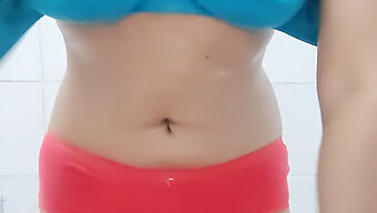 Desi Bhabhi ถอดเสื้อผ้าและอาบน้ํา - Sexybitch16