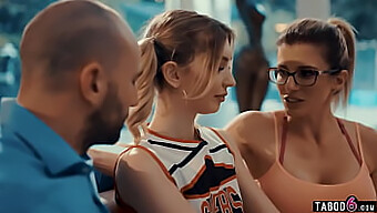 Yaşlı Ve Genç Çift, Genç Cheerleader Ile Yaramazlık Yapıyor