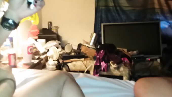 Chatte serrée et gros clitoris combinés en action