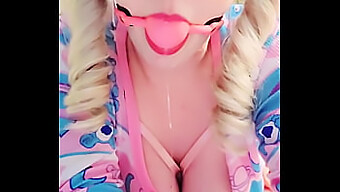 Sexy Blondýnka Dostává Roubík Do Pusy, Zatímco Slintá V Bdsm Videu