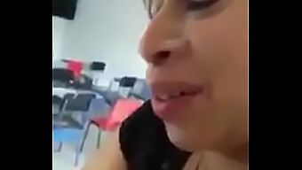 Guru Milf Memberikan Blowjob Deep Throat Yang Menghilangkan Kerikil