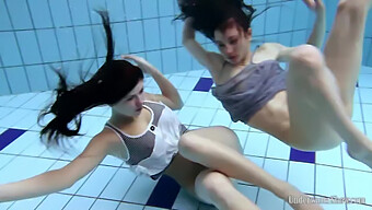 Aneta Y Janka, Dos Mujeres Ébano Desnudas En La Piscina, Estilo Checo. ¡mira Cómo Se Divierten Juntas!